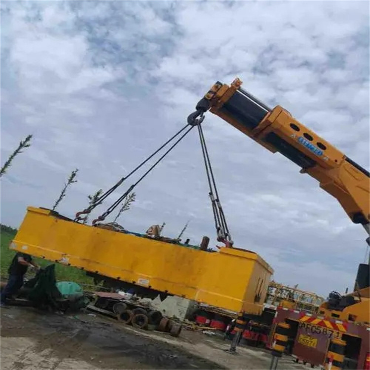 东宝吊运集装箱的吊车